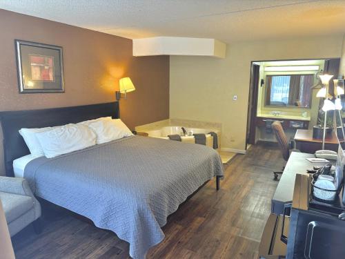 Postel nebo postele na pokoji v ubytování Eureka Springs Heritage Motel