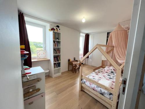 une petite chambre avec un lit et un bureau dans l'établissement Maison de campagne 8pers proche Carantec, Morlaix, Roscoff, à Henvic