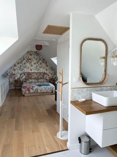 une salle de bain avec un lavabo et un miroir dans l'établissement Maison de campagne 8pers proche Carantec, Morlaix, Roscoff, à Henvic