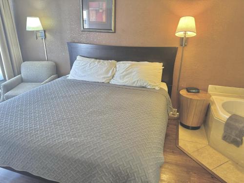 Postel nebo postele na pokoji v ubytování Eureka Springs Heritage Motel