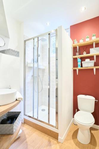 une salle de bain avec toilettes et lavabo dans l'établissement La Suite des Carmes - Studio cosy, à Nantes