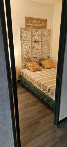 un reflet miroir d'un lit dans une pièce dans l'établissement residence eureka T2 proche du camp, au Cap d'Agde