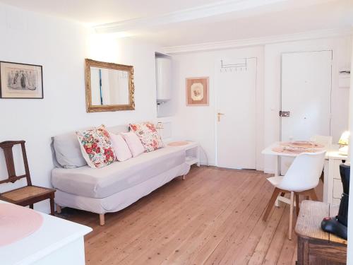 un salon avec un canapé blanc et une table dans l'établissement VILLA-AUDEMER 