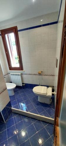 a bathroom with a toilet and a sink at Villa Giulia in Siracusa