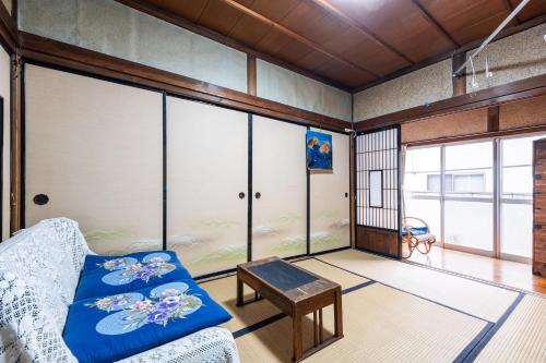 a living room with a couch and a table at Hostel みんか松本 in Matsumoto