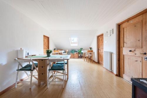 a kitchen and dining room with a table and chairs at Privatzimmervermietung Messner in Rifiano