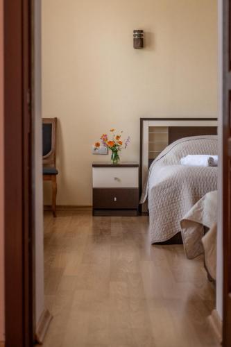 Una cama o camas en una habitación de Alvani Inn