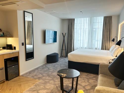 Postel nebo postele na pokoji v ubytování Legacy Airedale Hotel Auckland