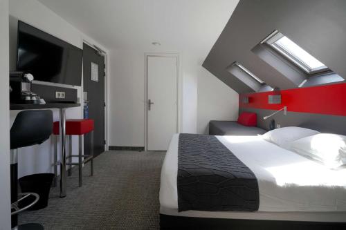 Ένα ή περισσότερα κρεβάτια σε δωμάτιο στο Best Western The Hotel Versailles