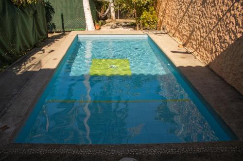 Un charco de agua en una calle al lado de un edificio en C1 Casa cerca de Guayabitos con alberca privada, 10 huéspedes, en Peñita de Jaltemba