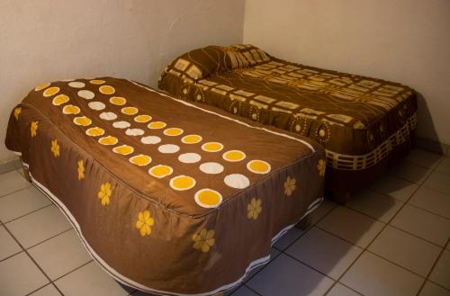 Dos camas una al lado de la otra en una habitación. en C1 Casa cerca de Guayabitos con alberca privada, 10 huéspedes, en Peñita de Jaltemba