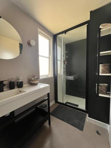 une salle de bain avec un lavabo et une douche dans l'établissement La Cabane de Bob - Saint-Raphael, à Saint-Raphaël