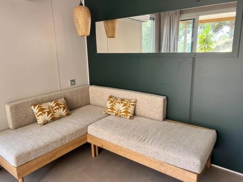 - un canapé avec deux oreillers dans l'établissement La Cabane de Bob - Saint-Raphael, à Saint-Raphaël