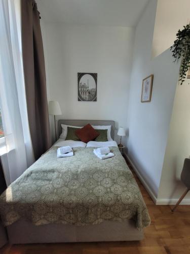 a bedroom with a bed with two towels on it at STAY Studio 1 zentral Balkon Parkplatz in Bad Pyrmont