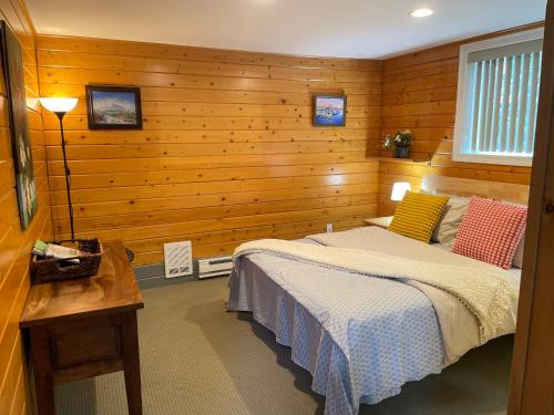 Katil atau katil-katil dalam bilik di Whispering Pines Farmhouse