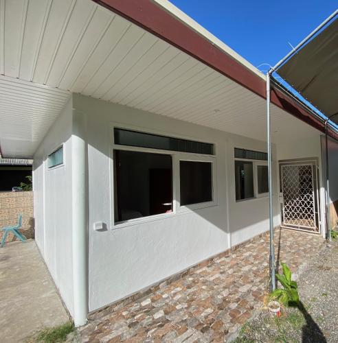 a side view of a house with windows at L'Extension in Paea
