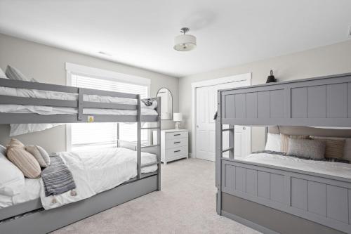 Un dormitorio con dos literas en una habitación. en Sleeps 22-Downtown Westfield-Near Grand Park!, en Westfield