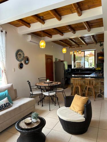 a living room with a couch and a table at Casa Otti-Olón in Olón