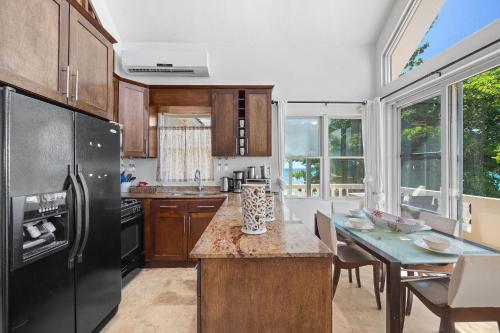 Dapur atau dapur kecil di Tres Sirenas Beach Inn
