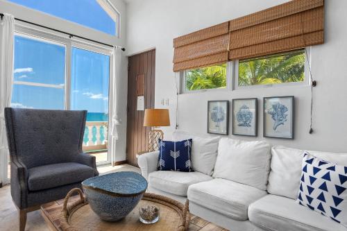 Ruang duduk di Tres Sirenas Beach Inn