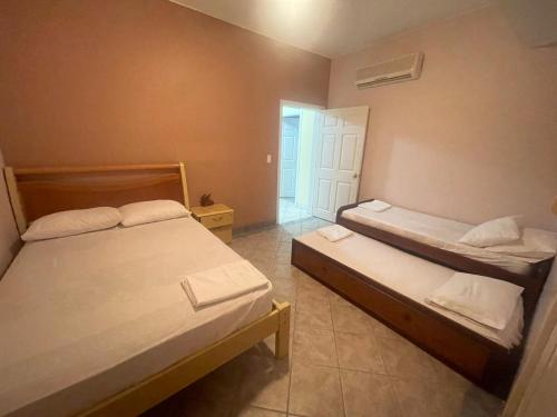 เตียงในห้องที่ Playa Almedro RESORT