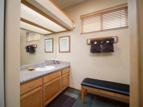 une salle de bain avec un lavabo et un miroir dans l'établissement Aloha Aku CoCoPalm2 Suite - Your Cozy Beachfront Escape, à Kihei