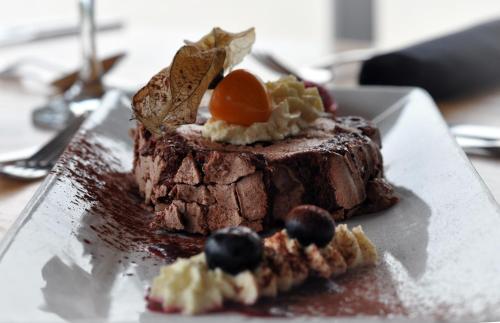 uma sobremesa de chocolate num prato numa mesa em Newport Links Golf Club , Pembrokeshire em Newport