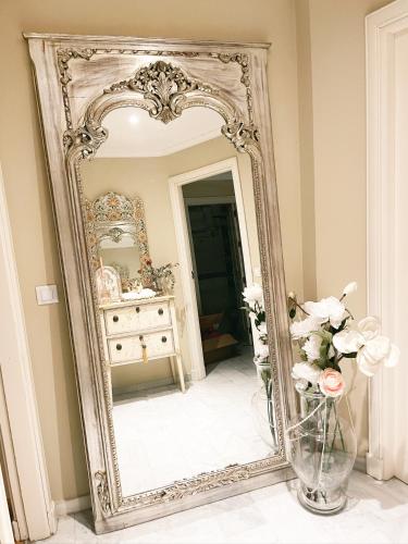 a large mirror in a room with a dresser at Ático la Estrella in Alcalá de Guadaira