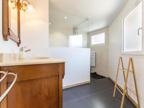 Ένα μπάνιο στο Moulin 18ème siècle, 3 chambres, jardin, wifi à Monnières - FR-1-306-1164