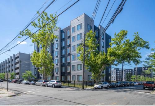 エリザベスにあるSpacious Bd,EWR Airpt,Nyc,Prudential Center, Free Free Pkng, American Dream Mallの通りのアパートメント建築