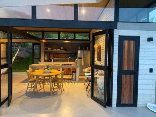 MarsellaにあるFinca Calatheaの広いパティオ(テーブル、キッチン付)