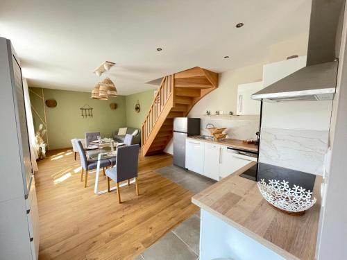 une cuisine et une salle à manger avec une table et des chaises dans l'établissement Gîte avec jardin au cœur des remparts de Gravelines, à Gravelines