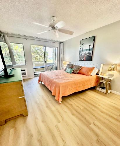 Una cama o camas en una habitación de OCEANVIEW Condo in Kapa'a FULLY remodeled 1bd and 1ba