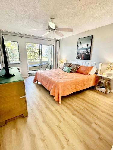 Una cama o camas en una habitación de OCEANVIEW Condo in Kapa'a FULLY remodeled 1bd and 1ba