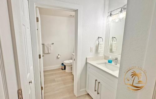 un bagno bianco con lavandino e WC di Deluxe Villas Resort at Seven Dwrafs - Close to Disney a Kissimmee