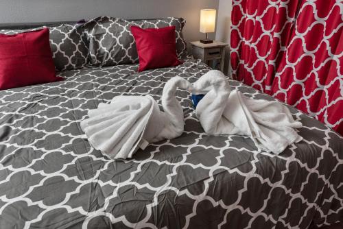 a bedroom with a bed with swans on it at Urban Retreat 1BR with Free Park in Houston