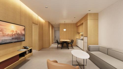 Una televisión o centro de entretenimiento en Lotte Hotels & Resorts Gimhae