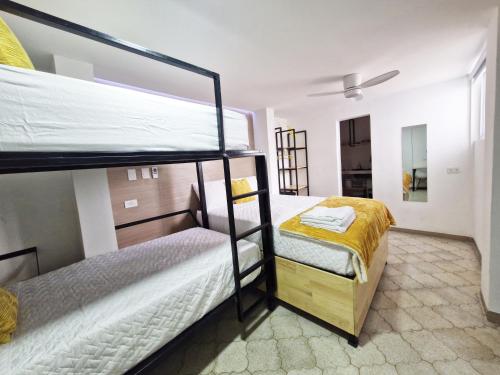 a bedroom with two bunk beds and a ceiling at Confortable Apartamento Familiar Apto 5 in Guatemala