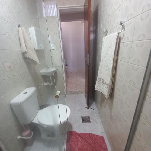 a small bathroom with a toilet and a shower at Apartamento 2 quartos Asa Norte com cozinha excelente localização in Brasilia