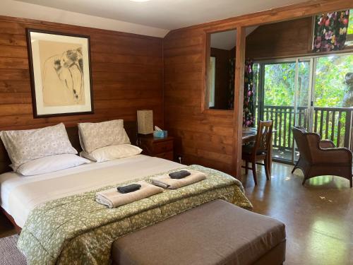 una camera da letto con un letto con due asciugamani sopra di Potters Cottage a Bellingen