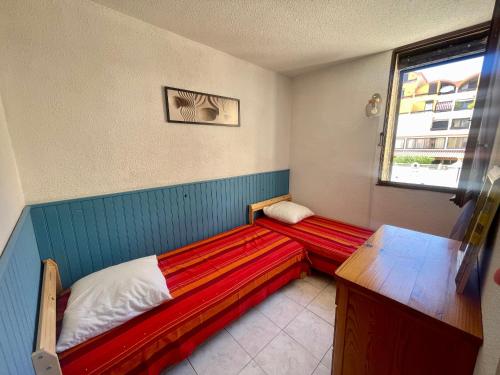 une petite chambre avec un lit et une fenêtre dans l'établissement Duplex T4 Confort 6 Pers., Piscine, Parking, Centre Port à Gruissan - FR-1-796-74, à Gruissan