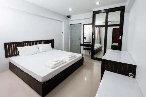 Postel nebo postele na pokoji v ubytování Creston Grand Hotel Suphan Buri