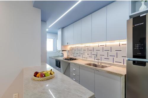 una cucina con una ciotola di frutta su un bancone di Lazer - Flat Condomínio Muro Alto Clube a Porto De Galinhas
