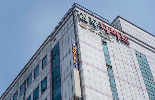 コヤンにあるIlsan Noble Hotelの上に看板がある建物