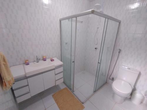 ein weißes Badezimmer mit Dusche und Toilette in der Unterkunft Linda casa em Guaramiranga in Guaramiranga