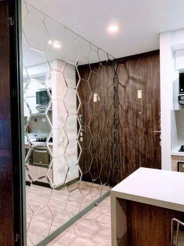 a kitchen with a net in the middle of a room at Class suites nirvana in El Poblado