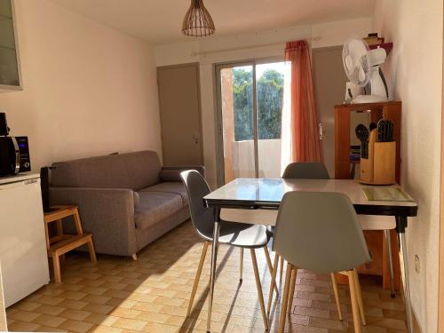 un salon avec un canapé, une table et des chaises dans l'établissement Studio agréable avec parking privatif et Wi-Fi à Balaruc-les-Bains - FR-1-553-273, à Balaruc-les-Bains