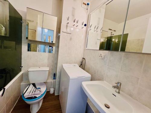 une salle de bain blanche avec des toilettes et un lavabo dans l'établissement Studio rénové 30m² à Quiberon avec balcon et parking - FR-1-478-289, à Quiberon