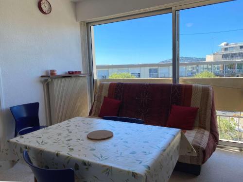 Photo de la galerie de l'établissement Appartement T2 ensoleillé avec parking privatif à partir de 2025, climatisation et proche des Thermes - FR-1-553-268, à Balaruc-les-Bains