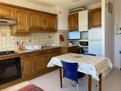 Photo de la galerie de l'établissement Appartement T2 ensoleillé avec parking privatif à partir de 2025, climatisation et proche des Thermes - FR-1-553-268, à Balaruc-les-Bains